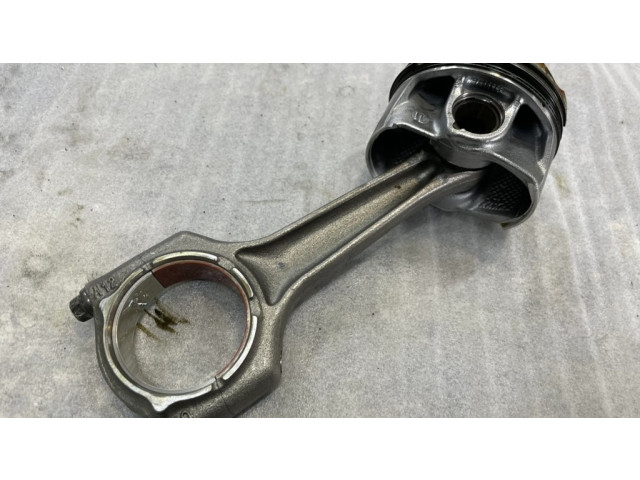  Поршень с шатуном  8654480  BMW 2 F46 для бензинового двигателя 1.5