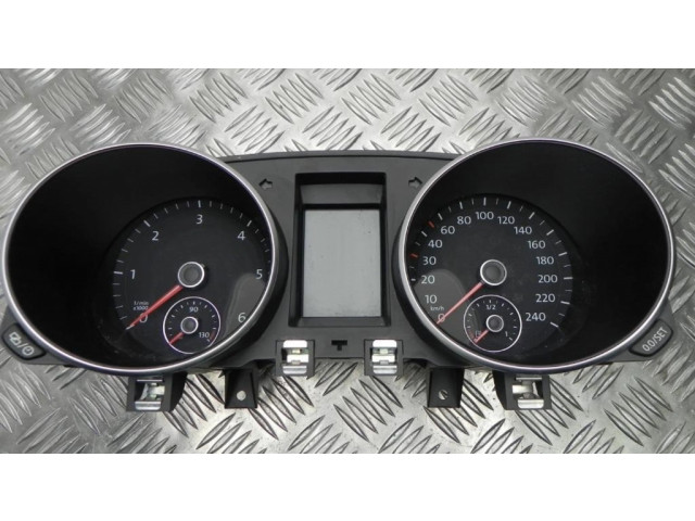 Панель приборов 5K0920873A, B884   Volkswagen Golf VI       