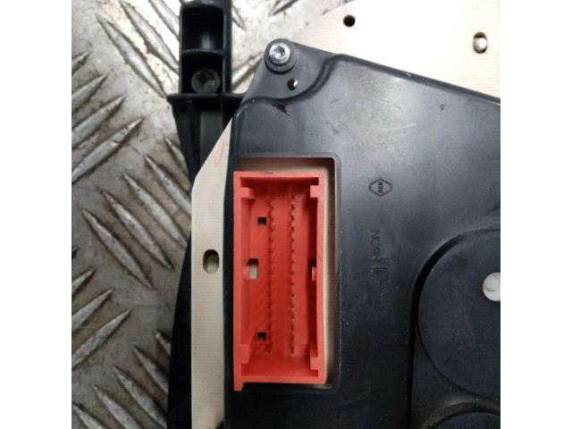 Přístrojová deska Renault Trafic I P8200390132B, 281177072