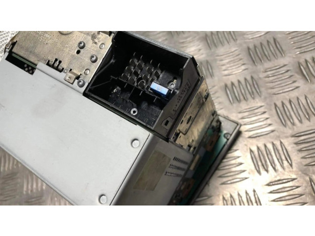 Радио/ проигрыватель CD/DVD / навигация