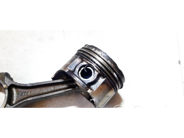 Píst KIA Clarus pro benzínový motor 2.0