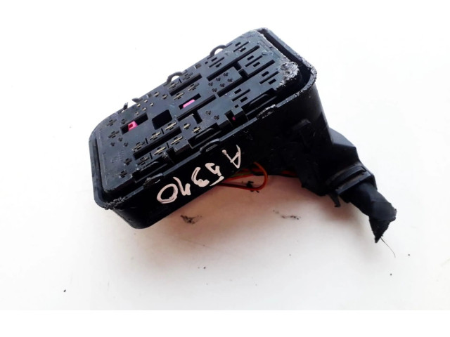 Блок предохранителей  1K0937700B   Volkswagen Caddy    