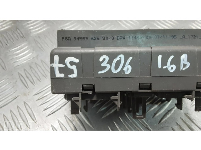 Блок предохранителей 9458962580   Peugeot 306    