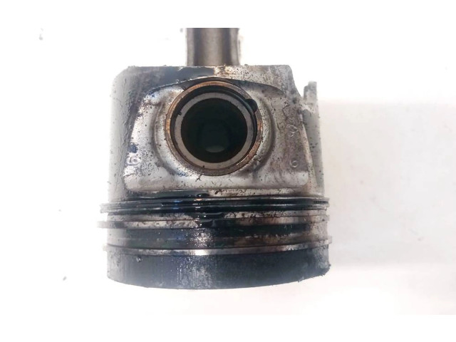  Поршень с шатуном    Volkswagen PASSAT B6  