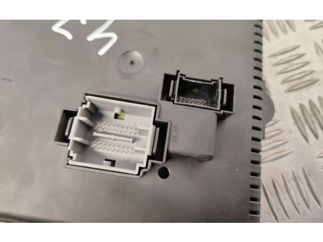 Блок предохранителей 30728512   Volvo V70    