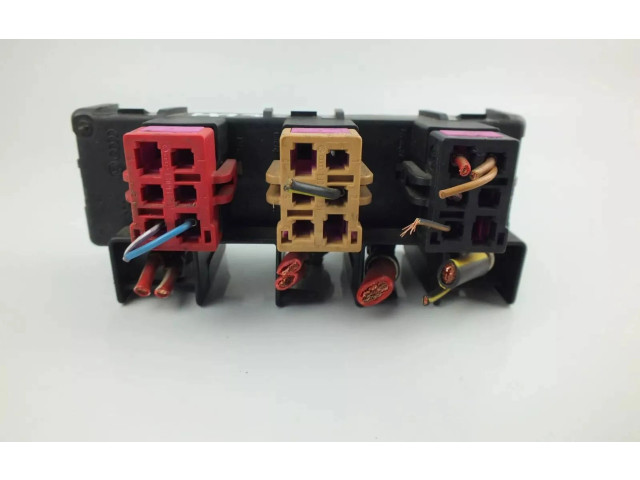 Блок предохранителей 8L0941822 Volkswagen Golf IV