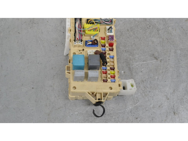 Блок предохранителей    Toyota Corolla Verso E121    