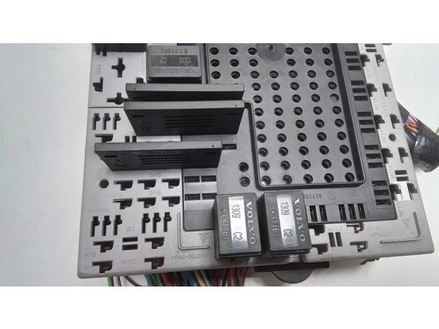 Блок предохранителей  8676284   Volvo S60    