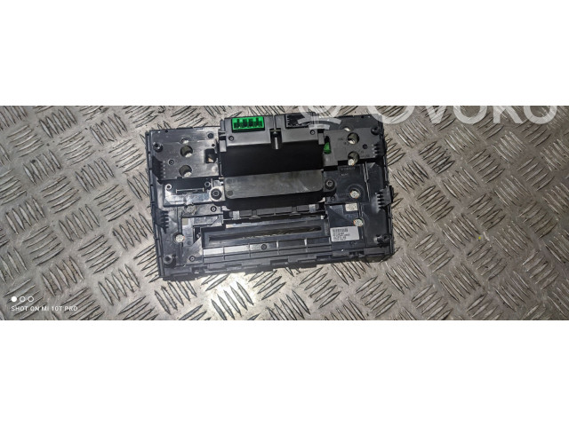 Радио/ проигрыватель CD/DVD / навигация