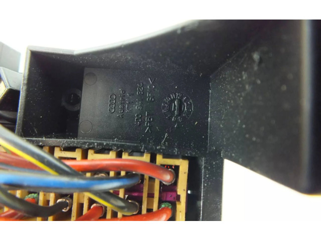 Pojistková skříňka 4D0941824 Audi A8 S8 D2 4D 1998