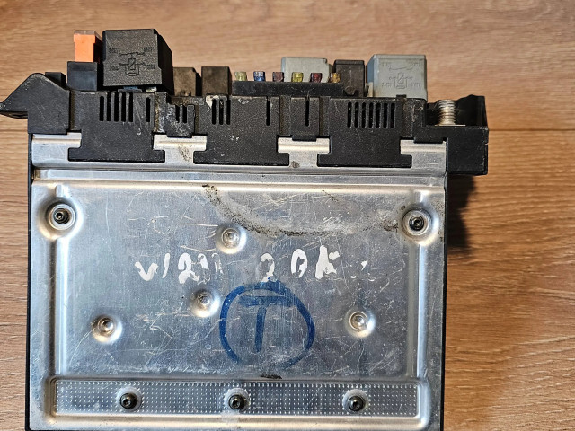 Pojistková skříňka 00009481A, 2204524001B7 Mercedes-Benz E W211 2002