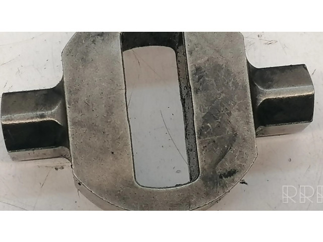 Другая деталь отсека двигателя