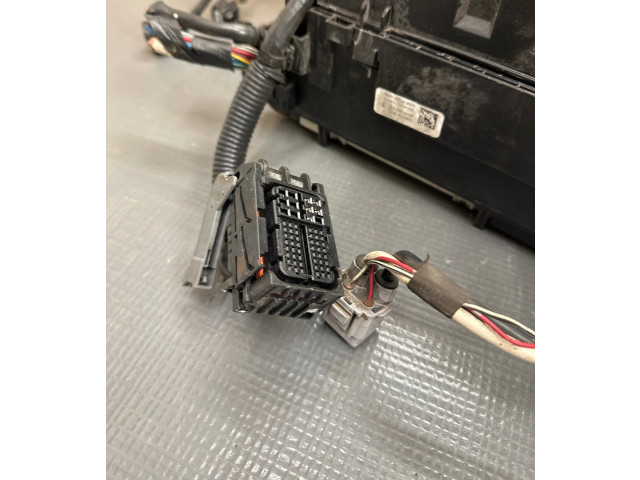 Pojistková skříňka 8211105Q10 Toyota Avensis T270 2013