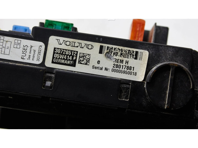 Блок предохранителей 30728512   Volvo V70    