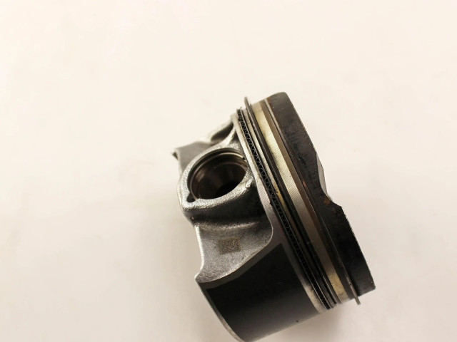 Píst 821209   BMW 3 G20 G21  pro benzínový motor 3.0  