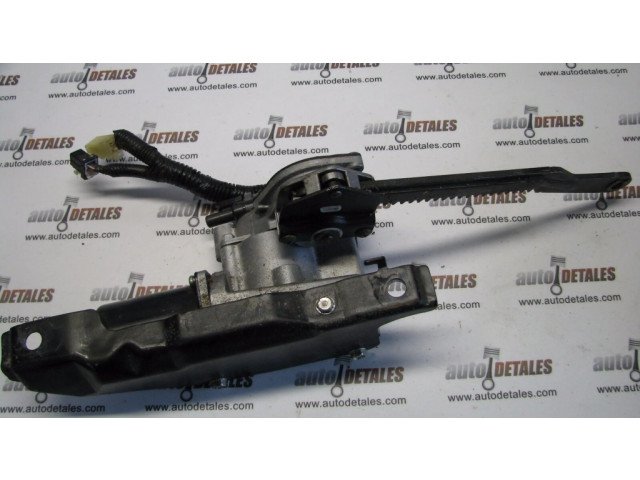 Притягиватель задней крышки