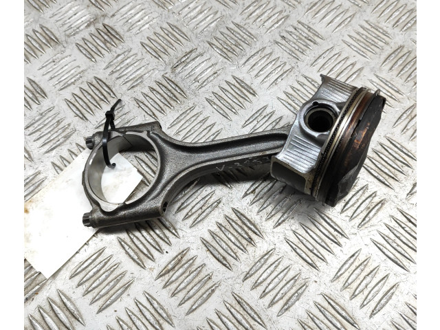 Поршень B 4204 T47 32298424, 31401957 Volvo XC40