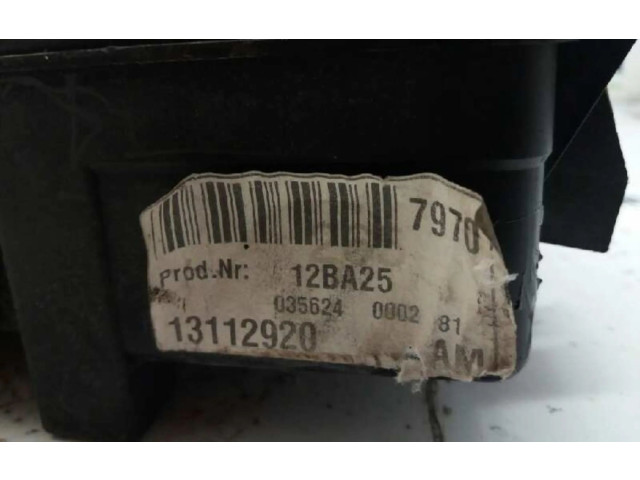 Блок предохранителей 13112920   Opel Vectra C    