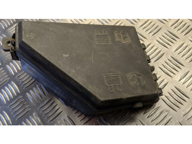 Блок предохранителей  YQE000210   Rover 75    