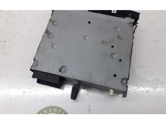 Радио/ проигрыватель CD/DVD / навигация