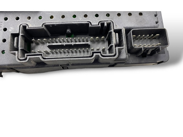 Блок предохранителей  8688264, 12217789   Volvo V70    