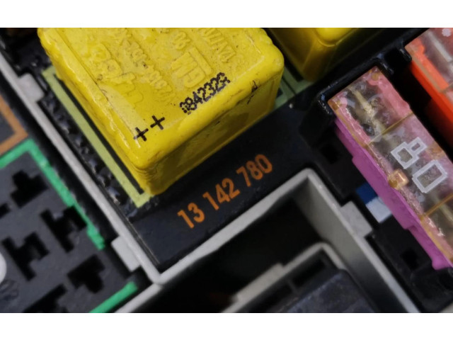 Блок предохранителей 13142780 Opel Combo C