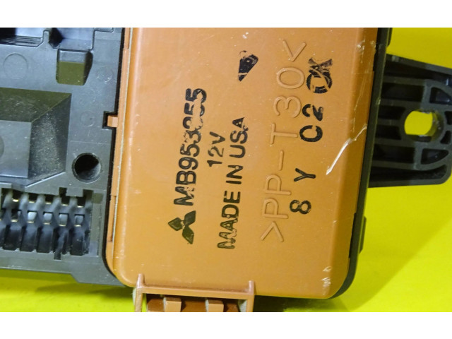 Блок предохранителей MB953355 Mitsubishi Carisma