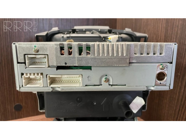 Радио/ проигрыватель CD/DVD / навигация