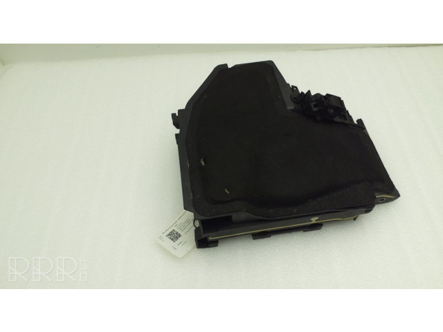 Другая деталь отсека двигателя