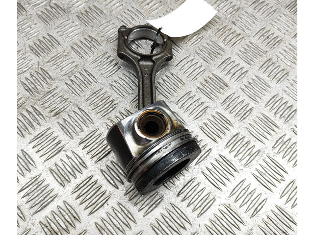  Поршень D 4204 T14 31430898, 31375187  Volvo V60  