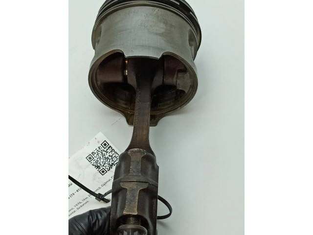 Píst 11004 Mercedes-Benz S W116 pro benzínový motor 2.8