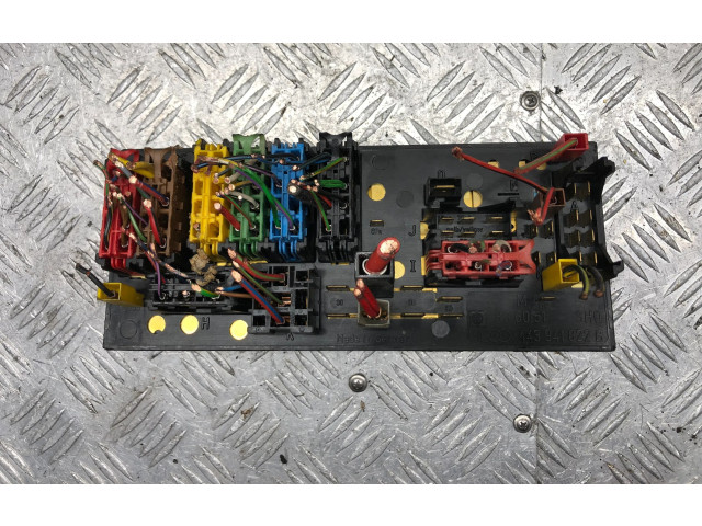 Блок предохранителей 443941822B, 443941822B Audi 80 90 B3