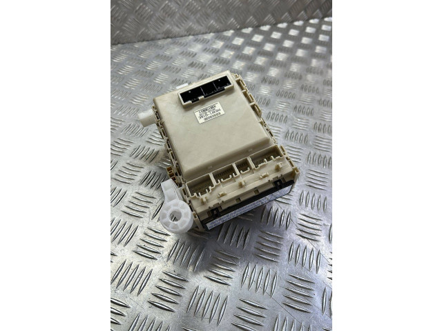 Pojistková skříňka 8273005C80 Toyota Avensis T270 2014