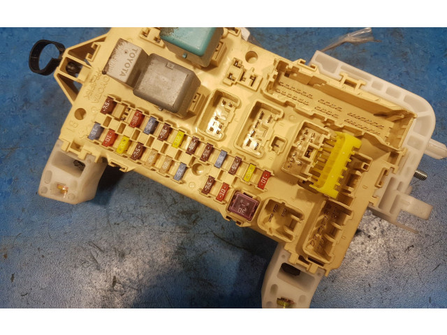 Блок предохранителей  89221-0F010, 89221-0F010   Toyota Corolla Verso E121    