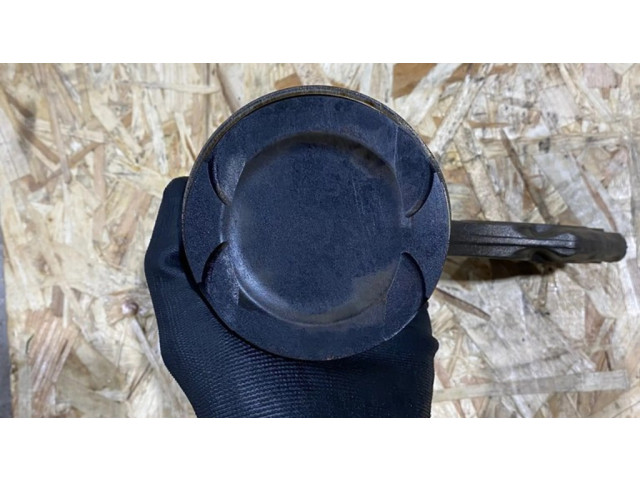 Píst 7843123704, 111213686 BMW 5 F10 F11 pro benzínový motor 4.4