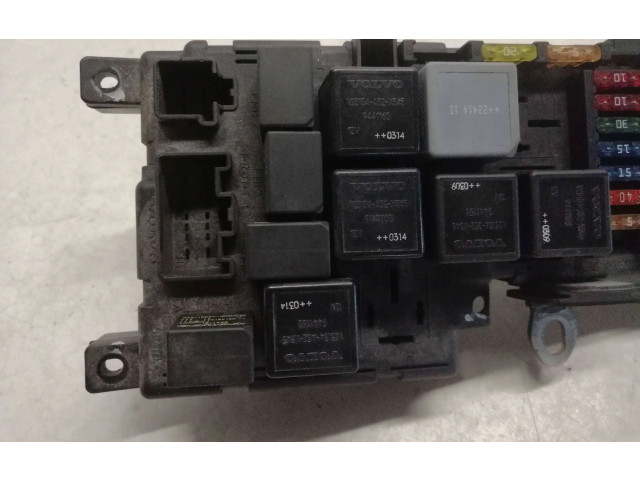Блок предохранителей 8678449, 030424020822   Volvo XC90    