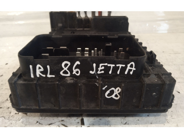 Блок предохранителей 1K0937125A   Volkswagen Jetta V    