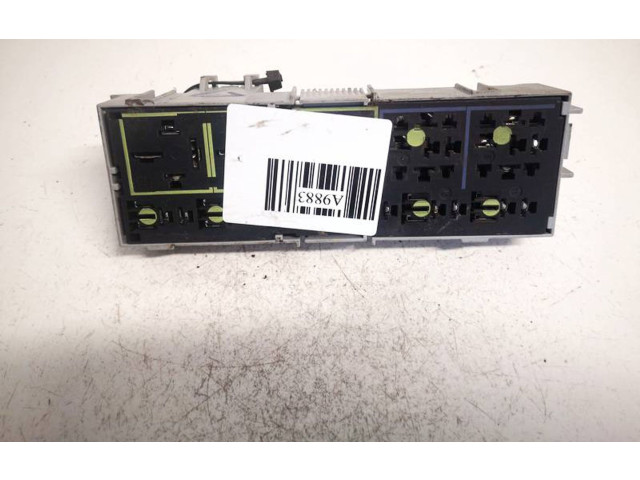 Блок предохранителей 93363141 Opel Meriva A