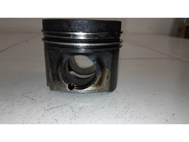 Píst 17484L110 BMW X5 F15 pro naftový motor 3.0