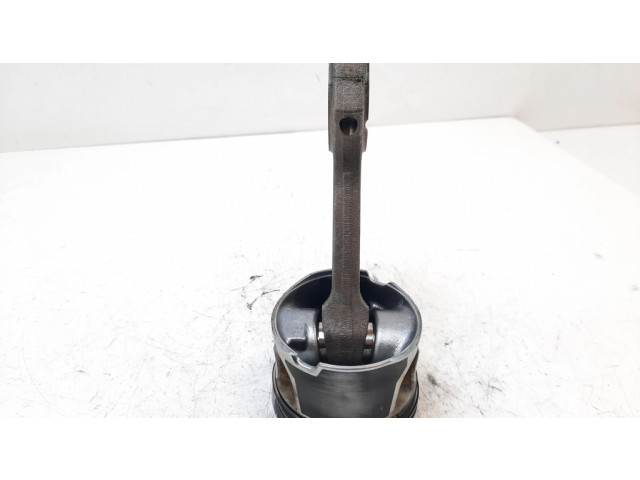 Píst BMW 5 E60 E61 pro naftový motor 2.5 M57D25 (256D2)