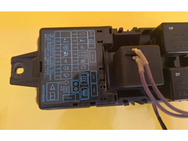Блок предохранителей MB953355, MR318828 Mitsubishi Carisma