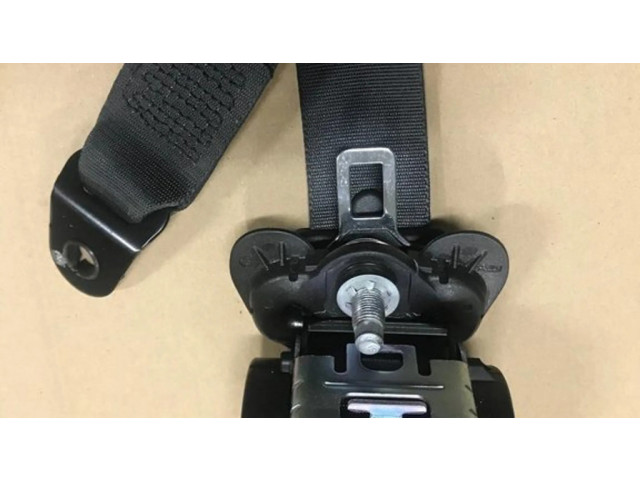 Задний ремень безопасности