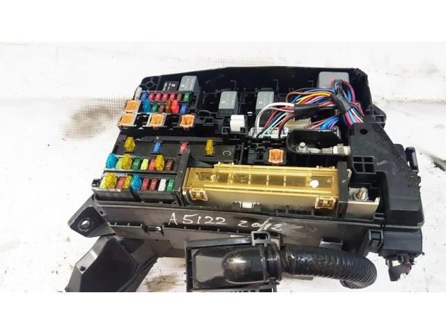 Pojistková skříňka 8211105Q20 Toyota Avensis T270 2012