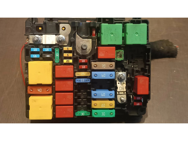 Блок предохранителей 9804846880 Citroen C3 Aircross