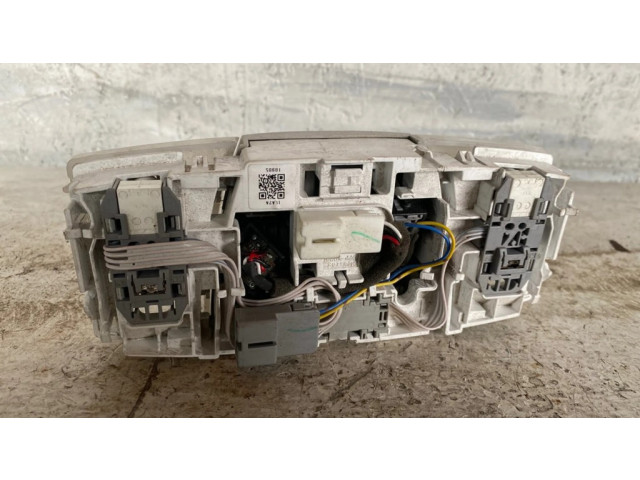 Фонарь освещения передних мест