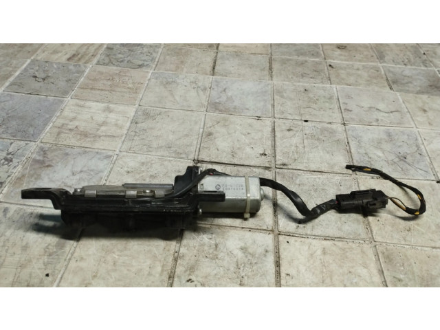 Притягиватель задней крышки