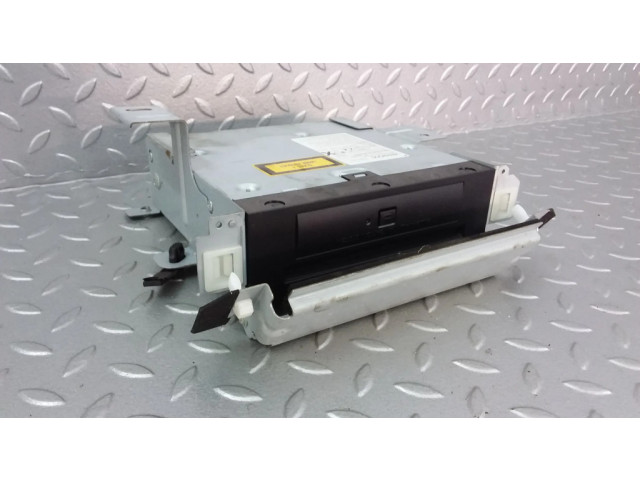 Радио/ проигрыватель CD/DVD / навигация