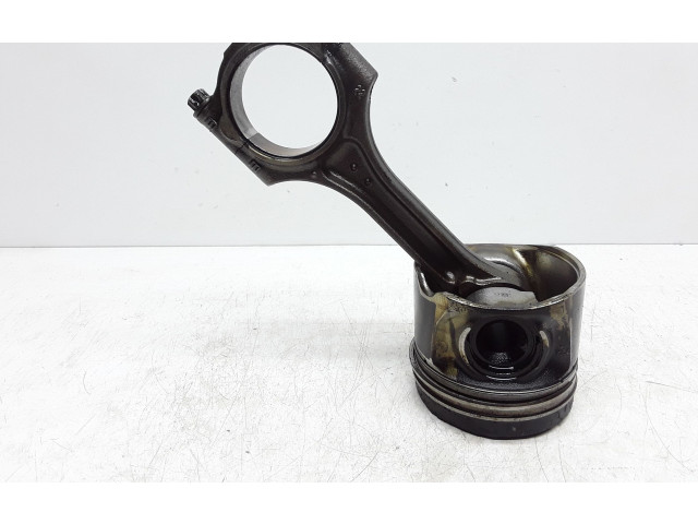 Поршень с шатуном D4204T5 82L175 Volvo S60