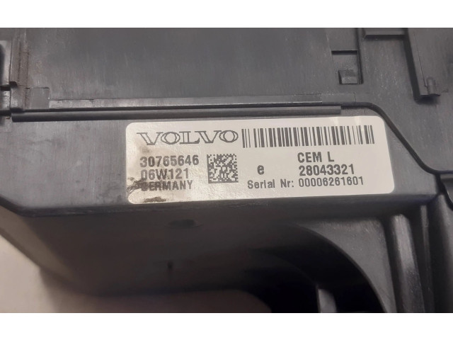 Блок предохранителей 30765646, 06W121 Volvo V70