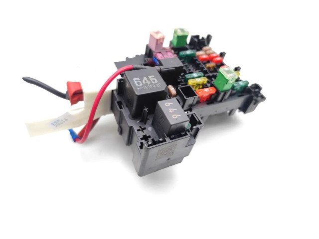 Блок предохранителей 5Q0937615 Skoda Octavia Mk3 (5E)